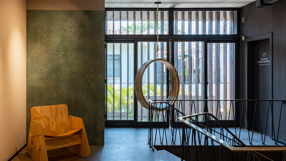 Showroom é todo revestido com padrões inovadores e tradicionais da marca, como o Floresta, da linha Perspectivas, que é uma fotografia tirada por satélite e transformada em painel por meio de impressão digital.