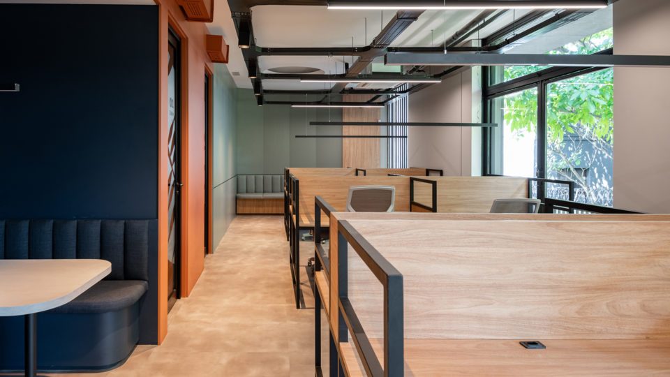 Espaço de coworking conta com salas de reuniões, mesas individuais e cabines acústicas para calls e vídeo conferências.