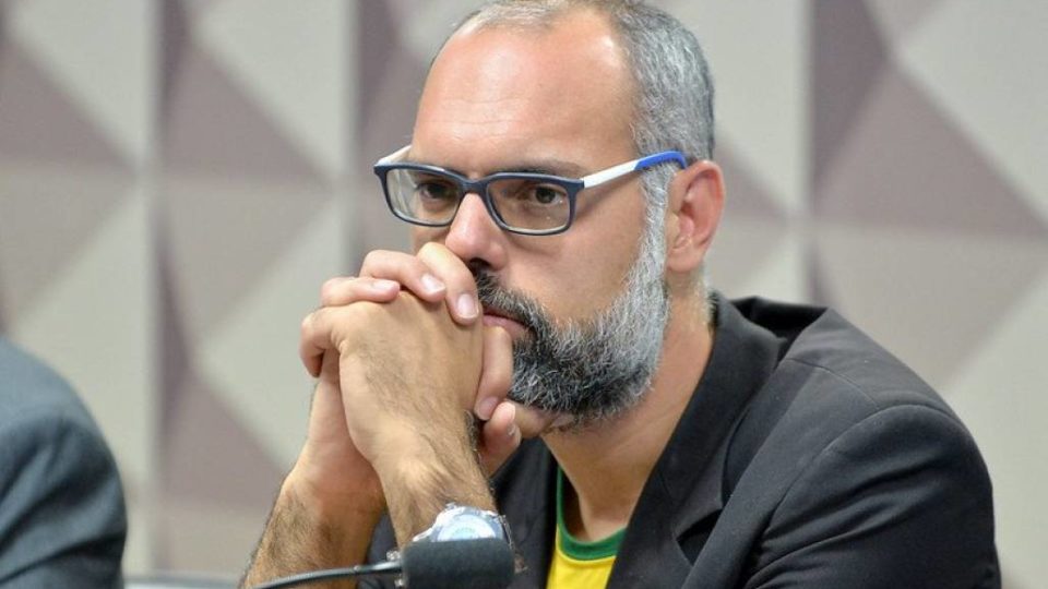 YouTube remove dois canais de Allan dos Santos extradição