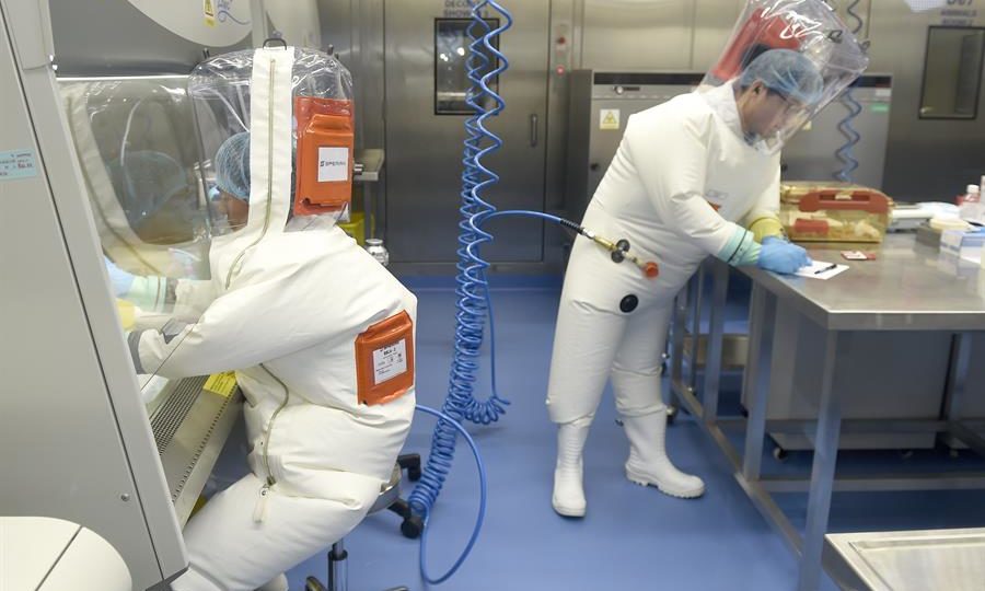 A China, a pandemia e a troca de acusações sobre laboratórios na Ucrânia Pesquisadores trabalham em um laboratório do Instituto Wuhan de Virologia (WIV) em Wuhan, província de Hubei, China, 23 de fevereiro de 2017: China não autoriza acesso a seus laboratórios