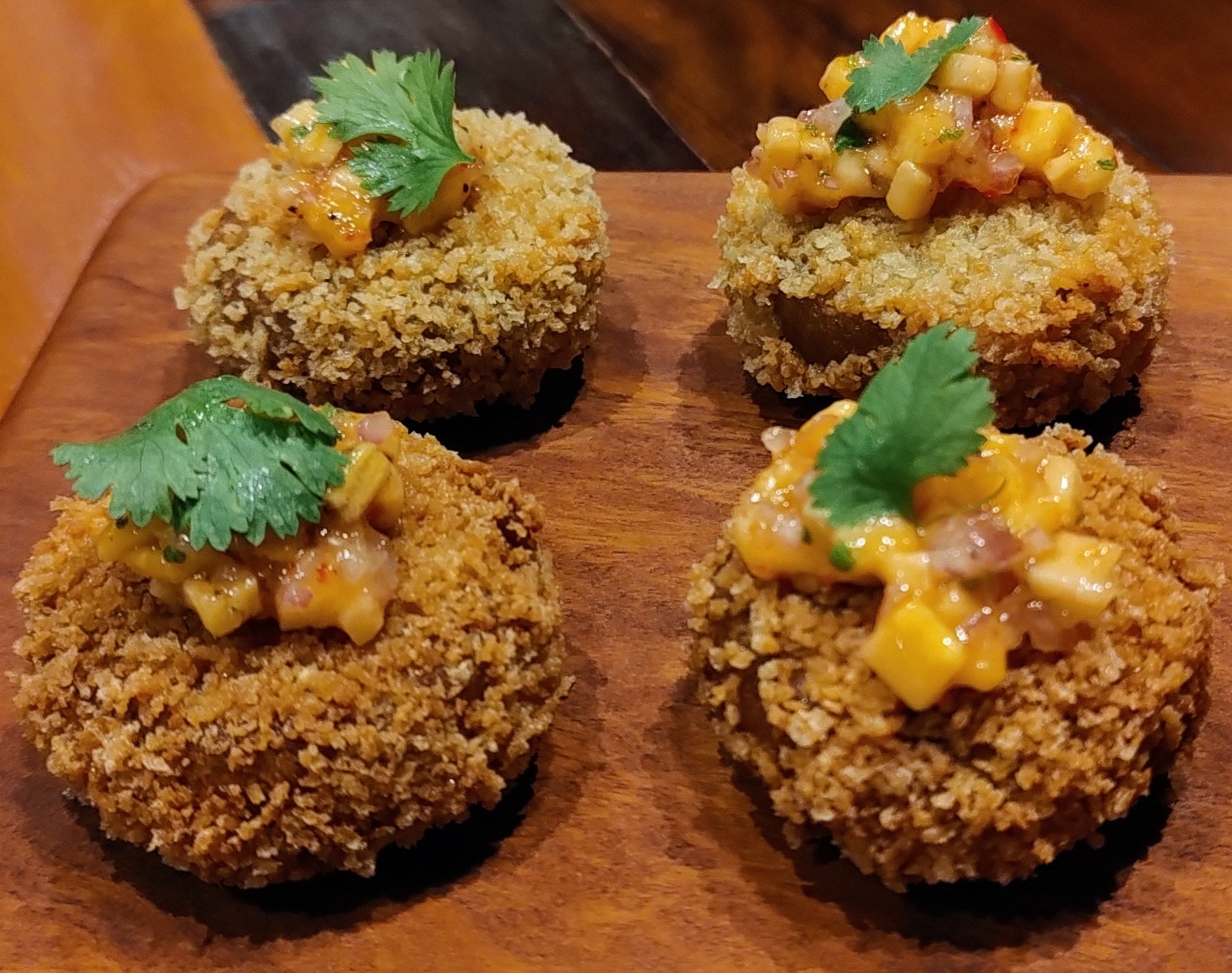 Bolinho de barreado suíno com tartar de banana. Bolinho de barreado suíno com tartar de banana.