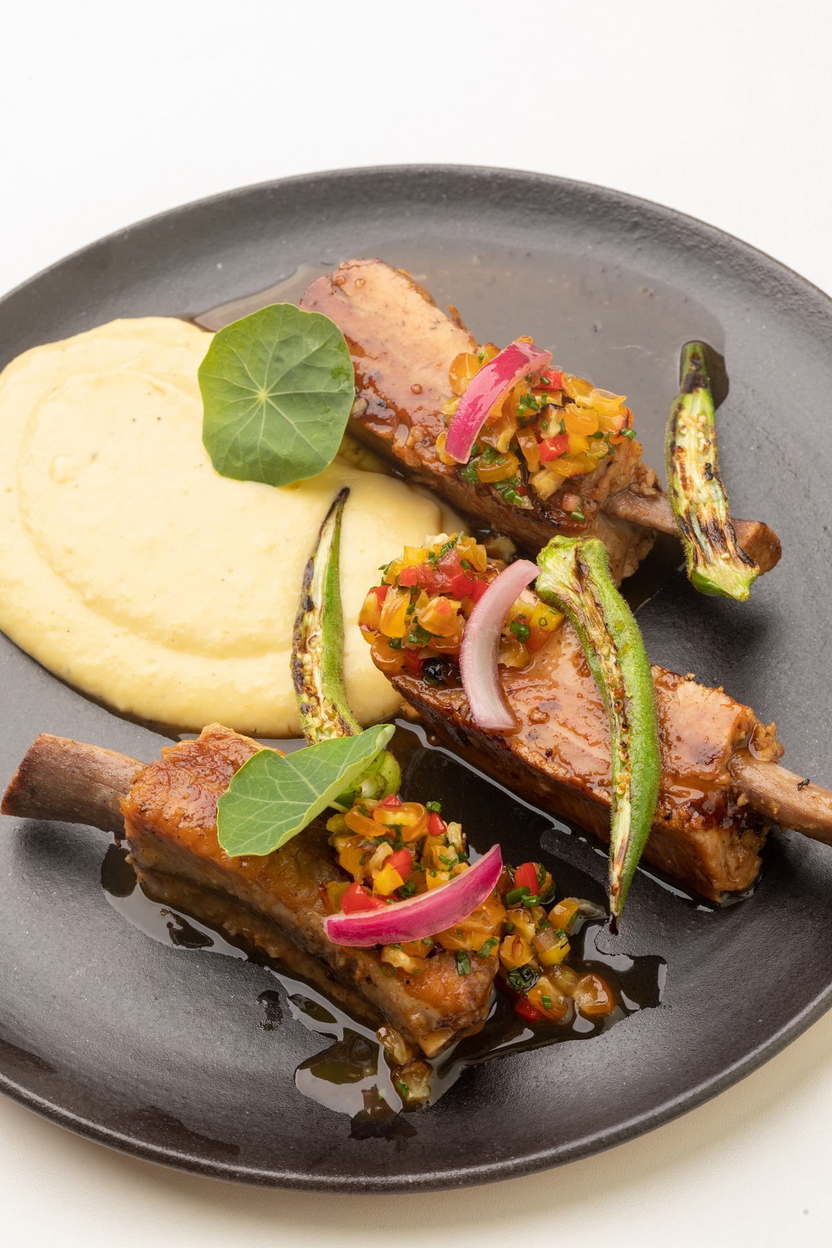 Costelinha de porco assada lentamente, servida no próprio molho, curau, quiabinho tostado, vinagrete de milho tostado na brasa, com pimenta-de-cheiro . Costelinha de porco assada lentamente, servida no próprio molho, curau, quiabinho tostado, vinagrete de milho tostado na brasa, com pimenta-de-cheiro .