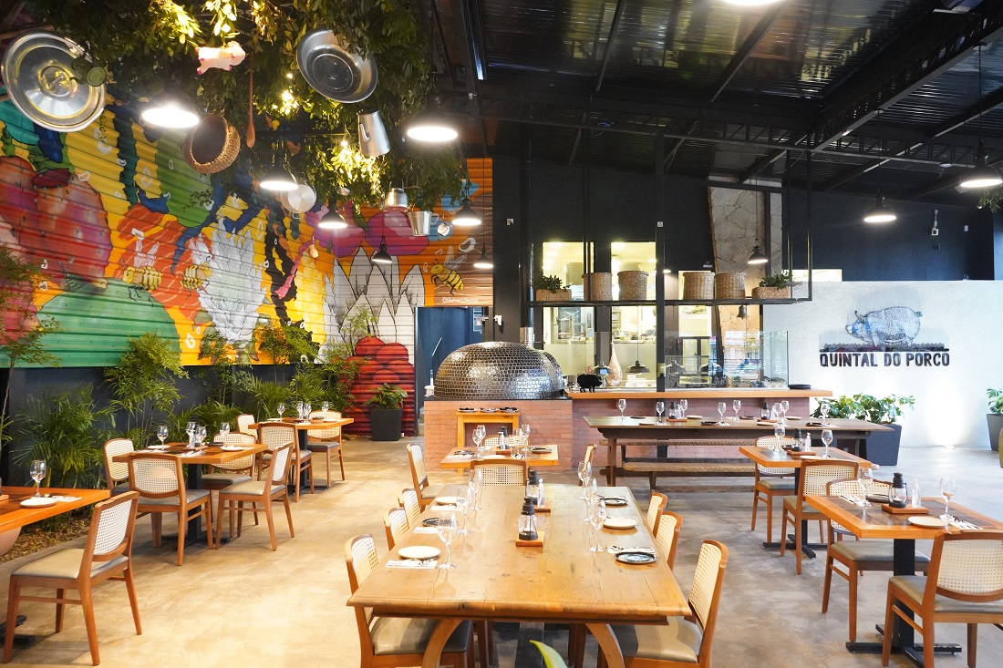 O ambiente da parte externa, com o forno à lenha e a cozinha ao fundo. O ambiente da parte externa, com o forno à lenha e a cozinha ao fundo.
