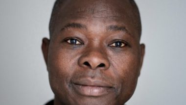 Burquinense Diébédo Francis Kéré leva o Prêmio Pritzker 2022 Plano fechado do arquiteto Diébédo Francis Kéré, um homem negro, careca, com olhos amendoados, nariz de base larga e lábios volumosos.
