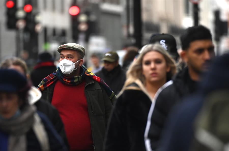 Um homem usa uma máscara enquanto caminha na Oxford Street, em Londres, Grã-Bretanha, 20 de fevereiro de 2022.