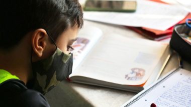 Enquanto discutia liberação das máscaras, prefeitura licitava 700 mil unidades para crianças Máscaras na escola não são mais obrigatórias desde o dia 17, mas prefeitura ia licitar a compra de 700 mil unidades