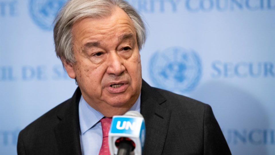 Por que usar chapéu de alumínio O secretário-geral da ONU, António Guterres.
