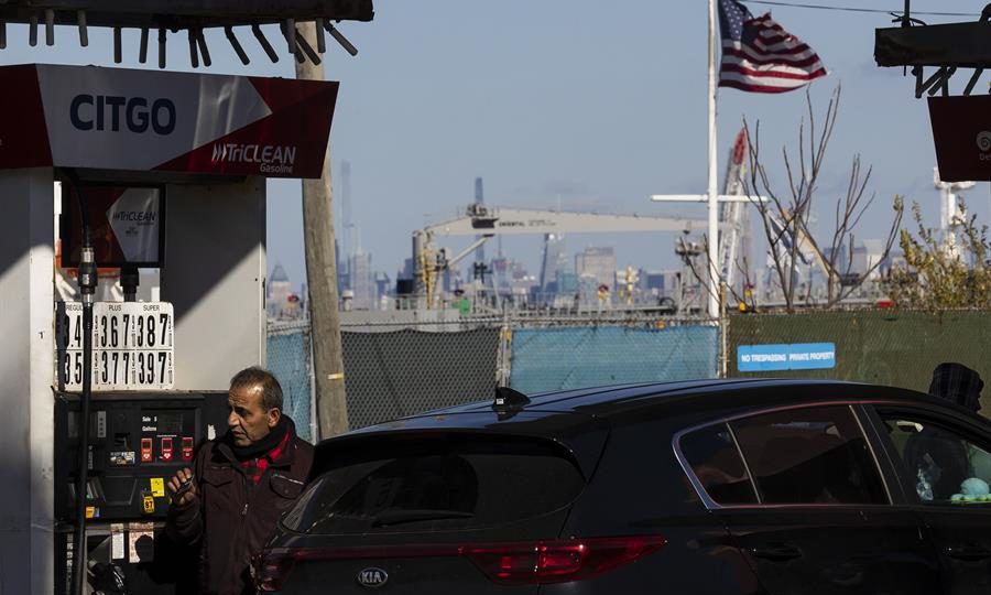 Como as políticas de Biden criaram esta crise energética Motorista coloca gasolina em seu carro em Staten Island, em Nova York, EUA, 10 de novembro de 2021: preços em alta.