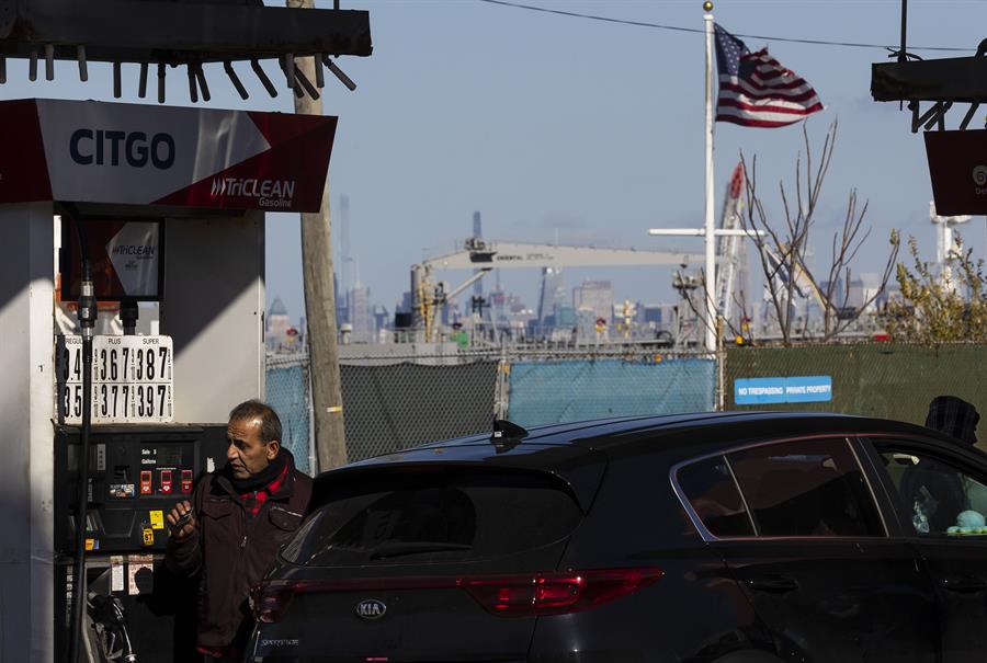 Motorista coloca gasolina em seu carro em Staten Island, em Nova York, EUA, 10 de novembro de 2021: preços em alta.
