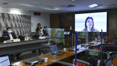 CCJ do Senado adia novamente votação da PEC da reforma tributária Senadora Simone Tebet (MDB-MS) insistiu no adiamento sob pena do MDB, que tem a maior bancada da Casa, votasse contra o texto.