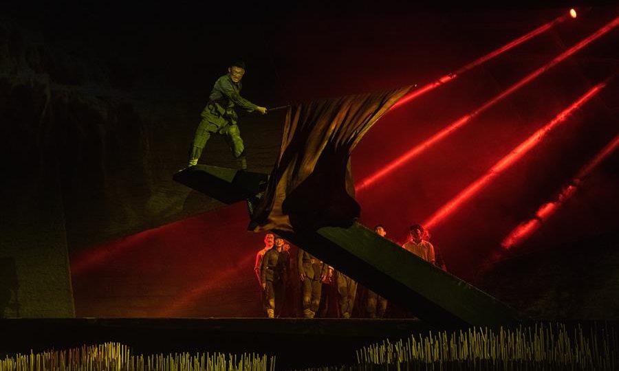 Num período de força bruta, a China aumenta o orçamento militar outra vez Atores se apresentam durante o show “vermelho” chamado “Return to Yan’an” em um teatro no recém-inaugurado parque com tema revolucionário em Yan’an, província de Shaanxi, China, 12 de junho de 2021. “Return to Yan’an” conta a história da Longa Marcha do Exército Vermelho do Partido Comunista Chinês durante a guerra civil em 1934.