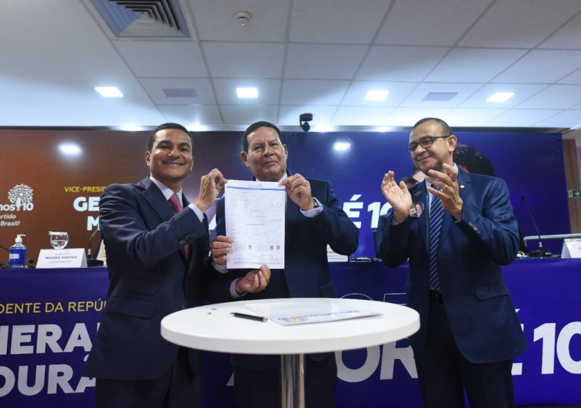 Hamilton Mourão assinou ficha de filiação no Republicanos: vice-presidente vai disputar vaga no Senado pelo Rio Grande do Sul, apesar de viver entre Brasília e o Rio de Janeiro.