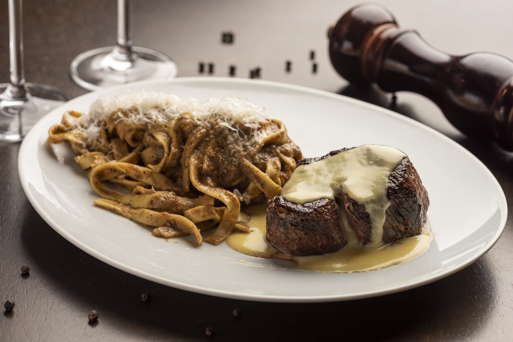 Mignon ao molho de queijo grana, fettuccine artesanal com curry defumado da casa, do Curry Pasta Cozinha de Fusão.