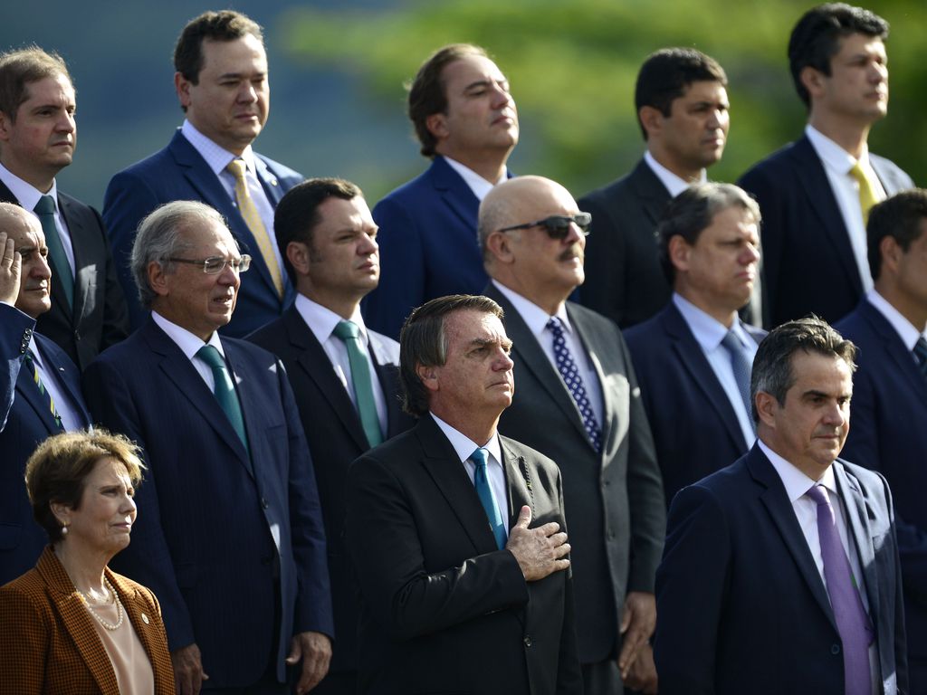 Bolsonaro e ministros de estado em cerimônia de hasteamento da bandeira, no Palácio da Alvorada: mudanças na Esplanada ocorrerão até o fim do mês.