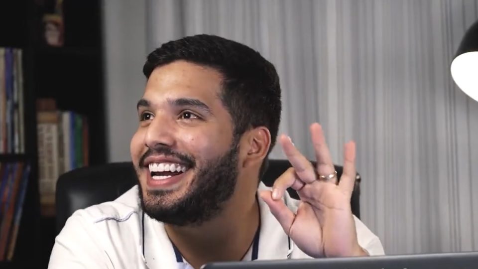 Deputado André Fernandes está prestes a conhecer o poder do perdão Paladino da moral, deputado André Fernandes liderou uma campanha de cancelamento contra o humorista Danilo Gentili. Até ser desmascarado como o pecador que todos somos.