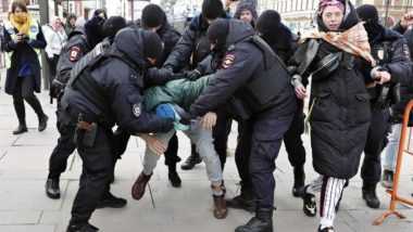 Vladimir Putin já pode ser considerado um ditador? Polícia russa detém civil em protesto contra a invasão da Ucrânia, em São Petersburgo, neste mês