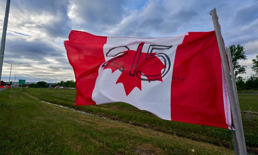 Os restos mortais nunca encontrados de crianças indígenas no Canadá Uma bandeira canadense pendurada de cabeça para baixo, exibida como um protesto pelas supostas 215 crianças enterradas em uma vala comum sem identificação no terreno da antiga Kamloops Indian Residential School, na reserva Kahnawake, Canadá, 02 de julho de 2021.