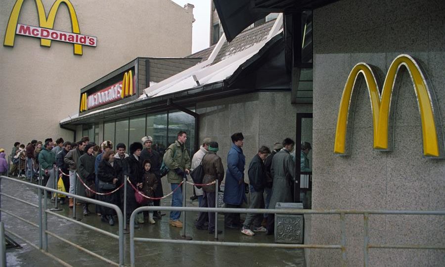 Russos fazem fila para entrar no McDonald's em Moscou, em fevereiro de 1992