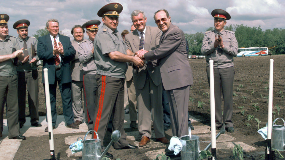 Se tivesse armas nucleares, a Ucrânia estaria livre da guerra? Secretários de Defesa dos Estados Unidos, da Rússia e da Ucrânia plantam girassóis em um aterro onde antes havia silos de lançamentos de mísseis nucleares, em 1996
