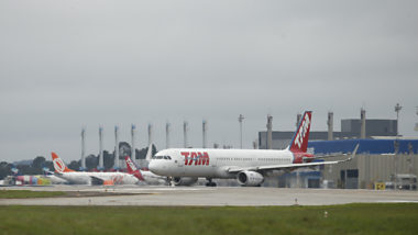 Latam suspende 21 voos nacionais por aumento dos combustíveis Pousos e decolagens no aeroporto internacional de Curitiba – Aeroporto Afonso Pena.