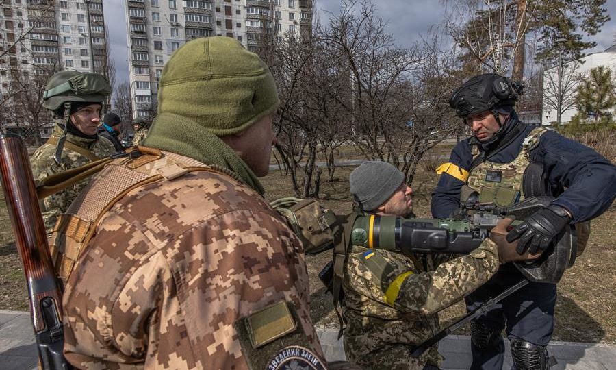 Membro das Forças de Defesa Territoriais aprende a usar um míssil durante treinamento, em Kiev, no início do mês
