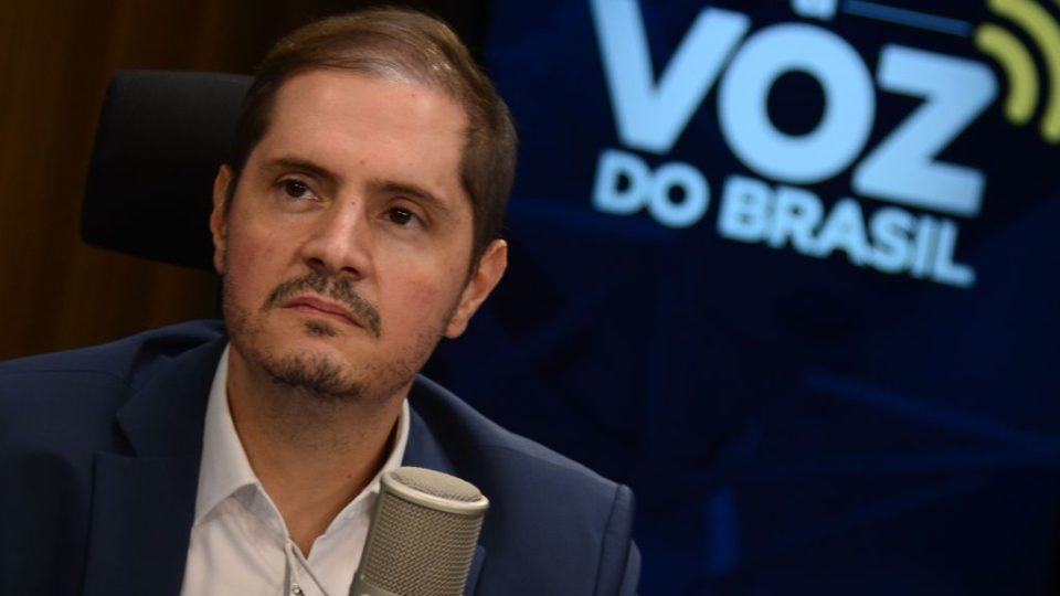 Bruno Bianco Leal, advogado-geral da União, age para tentar desbloquear aplicativo de mensagens. Ministro da Justiça também se manifestou.