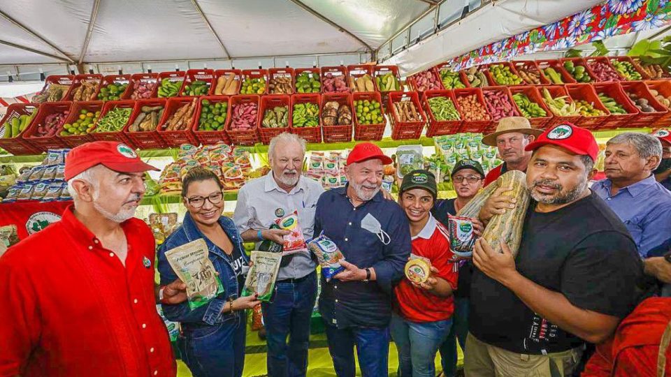 O ex-presidente Lula durante visita ao MST em Londrina (PR) neste sábado (19).
