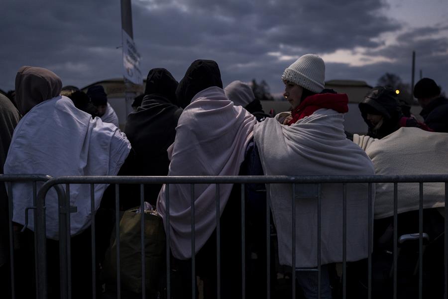 Grupo de refugiados ucranianos chegando à Polônia