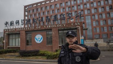Por que os repórteres de ciência não fazem cobertura justa das origens da COVID-19 Segurança tenta impedir fotógrafo de fazer imagens do Instituto de Virologia de Wuhan, na China, no dia 27 de janeiro de 2021.
