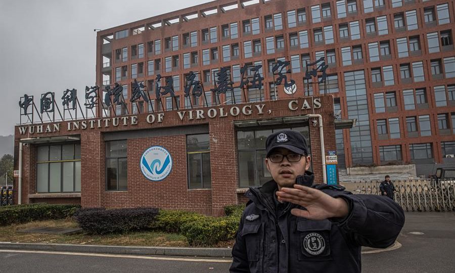 Por que os repórteres de ciência não fazem cobertura justa das origens da COVID-19 Segurança tenta impedir fotógrafo de fazer imagens do Instituto de Virologia de Wuhan, na China, no dia 27 de janeiro de 2021.