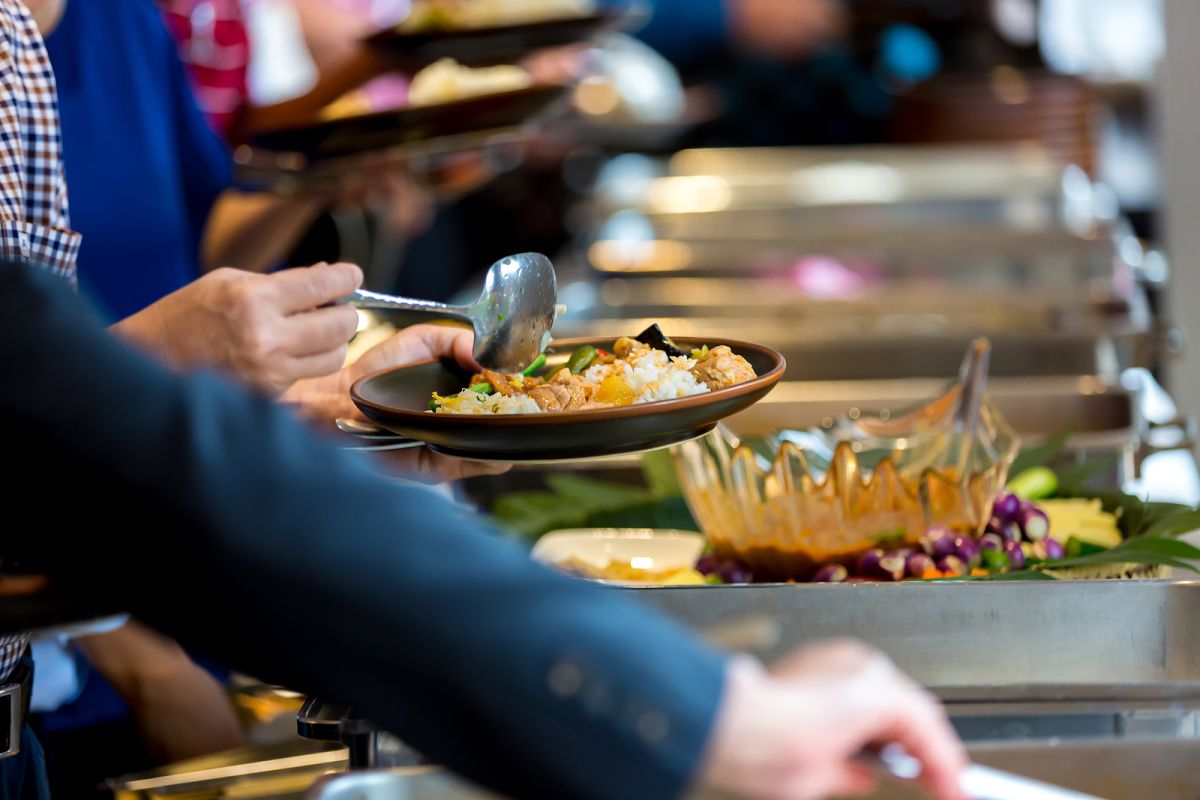 Pesquisa aponta que os restaurantes mais voltados à comida do dia a dia, na hora do almoço, devem ser os mais afetados na volta ao trabalho dos brasileiros.