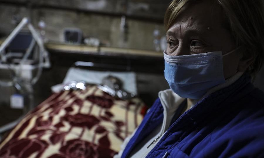 Enfermeira cuida de paciente em abrigo improvisado, em Zhytomyr, após bombardeio de hospital pelos russos