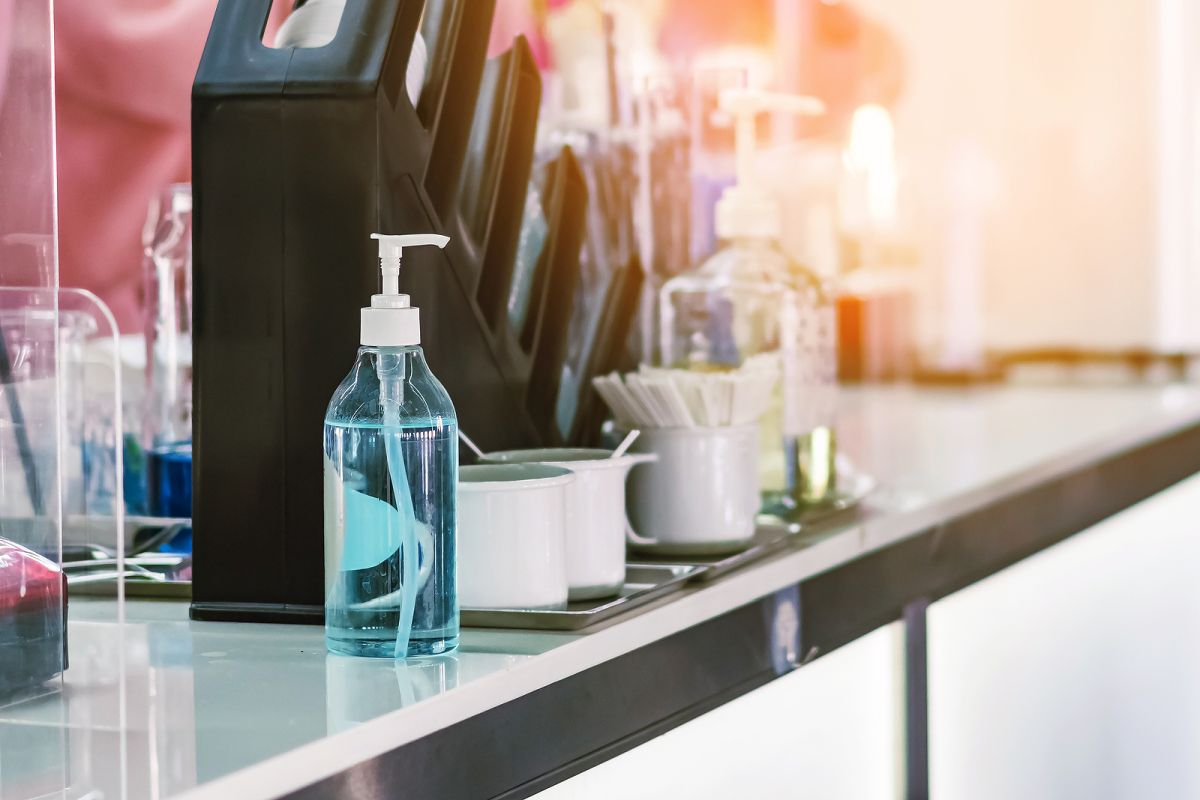 Lei em tramitação na Câmara Municipal torna facultativo oferecer álcool em gel e controle de acesso aos restaurantes.