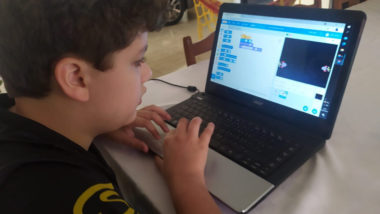 Mercado crescente faz Paraná apostar alto em aulas de programação nas escolas públicas O conteúdo das aulas, oferecidas de forma gratuita aos estudantes, permite aos jovens trabalhar na criação de jogos.