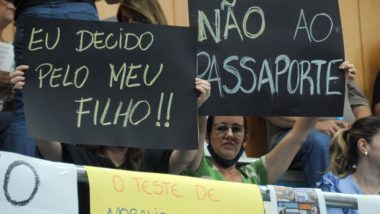 Avança lei que tenta proibir passaporte da vacina em Londrina A primeira votação foi marcada por manifestações, dentro e fora da casa, do grupo de mães “Eu decido pelo meu filho”.