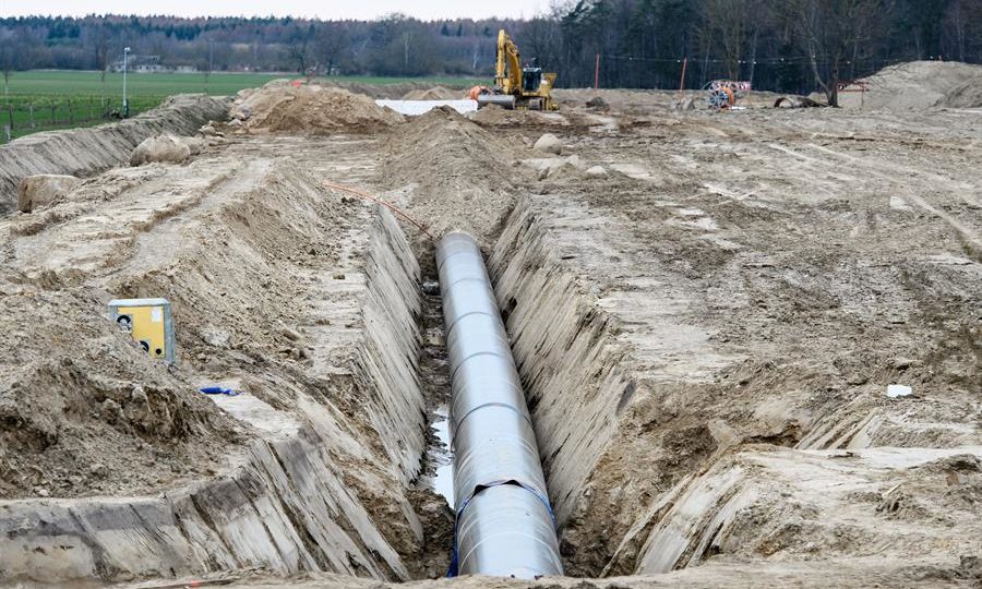 O gás natural russo e a guerra energética da Europa Grupo de homens trabalha no canteiro de obras do gasoduto Nord Stream 2 em Lubmin (Alemanha), no dia 26 de março de 2019. O gasoduto Nord Stream 2, com 1.230 quilômetros de extensão, iria da costa russa do Báltico até a Alemanha: a construção foi suspensa após a invasão russa à Ucrânia