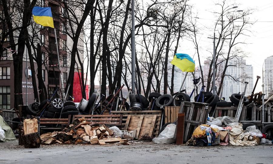 Barricadas na capital ucraniana, Kiev, um mês após início da guerra