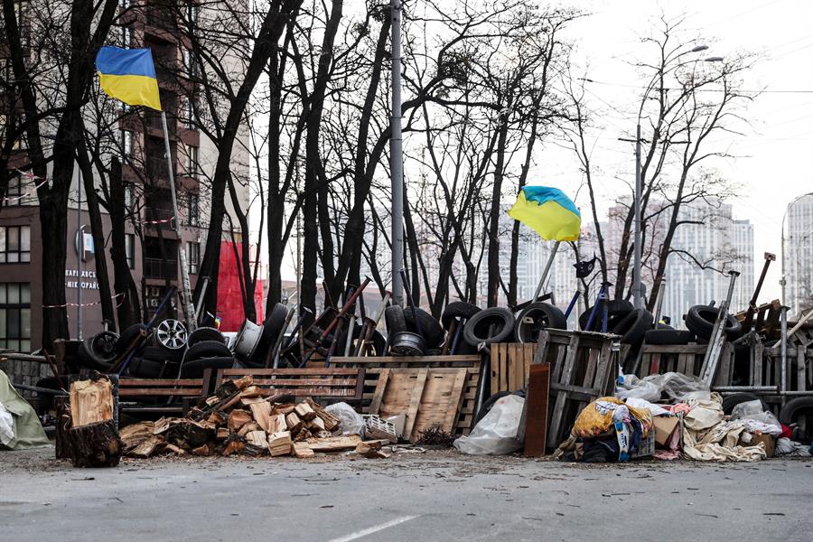 Barricadas na capital ucraniana, Kiev, um mês após início da guerra