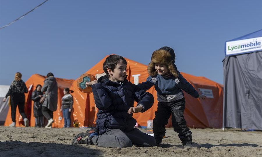 Crianças ucranianas em acampamento para refugiados na Polônia