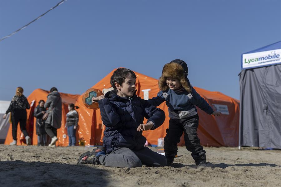 Crianças ucranianas em acampamento para refugiados na Polônia