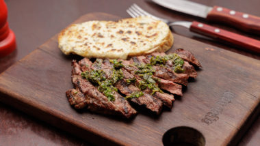 Última semana de Festival Bom Gourmet: restaurantes que abrem na segunda-feira Flat iron com pão de alho picante, do Cão Veio Curitiba