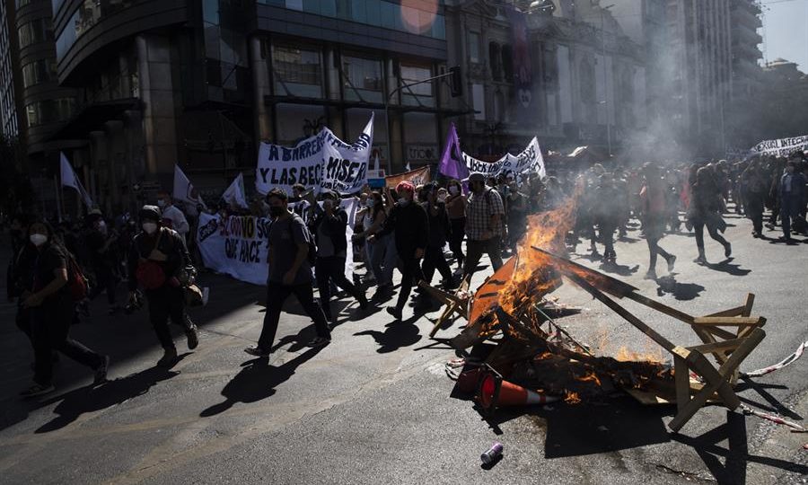 Protesto é o primeiro desde que Gabriel Boric, ex-líder estudantil, assumiu a presidência do país
