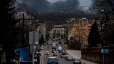 Ataque russo com mísseis deixa 5 feridos em cidade próxima à Polônia Fumaça fora de Lviv após um ataque aéreo russo, neste sábado