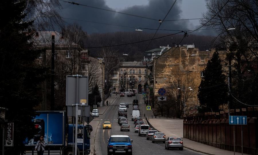 Fumaça fora de Lviv após um ataque aéreo russo, neste sábado