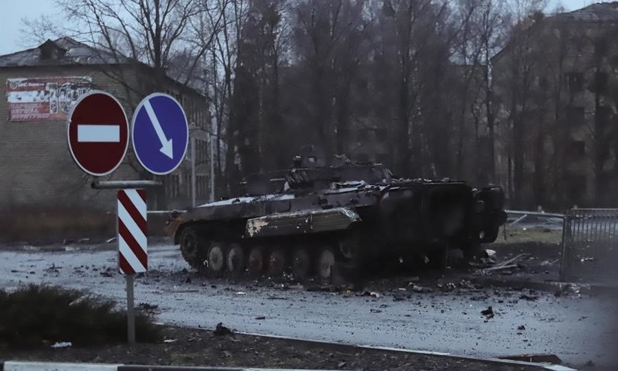 Tanque russo queimado na região de Kiev, no começo do mês