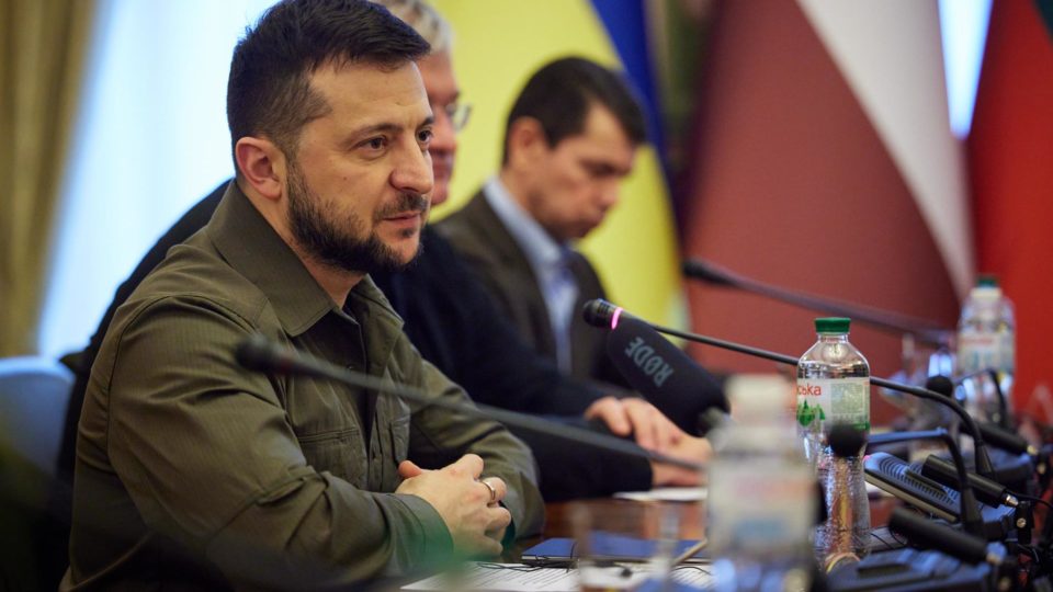 R&uacute;ssia deve retirar tropas se quer que renunciemos &agrave; Otan", diz Zelensky