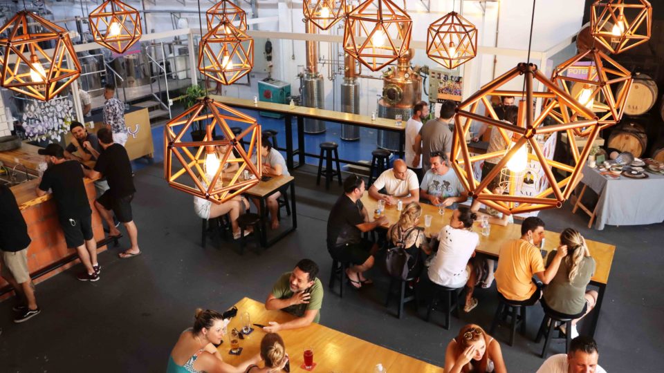 A cervejaria Joy Project Brewing é resultado do trabalho de três amigos que se uniram para investir no bairro em que cresceram, o Xaxim.