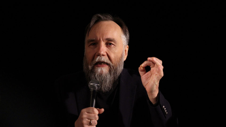 Guerra civilizacional? Entendendo o eurasianismo de Alexander Dugin Não se sabe ao certo o tamanho da influência das ideias de Alexander Dugin sobre o pragmático líder russo.