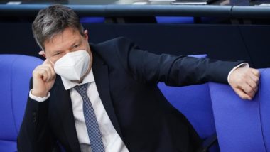 G7 se recusa a pagar em rublos por gás da Rússia O ministro alemão da Economia e do Clima, Robert Habeck, durante uma sessão especial no parlamento alemão em Berlim, Alemanha, 27 de fevereiro de 2022.