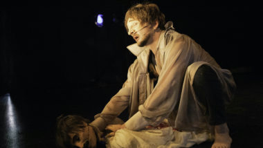 Programação gratuita do Festival de Curitiba tem stand-up, drama e musical Estreia nacional da peça Frankenstein, da companhia chilena Viajeinmóvil, na Tenda Ave Lola